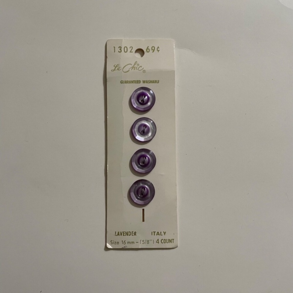 Le Chic Lavender 4 Count Two-Hole Buttons Size 16 MM - (5/8")